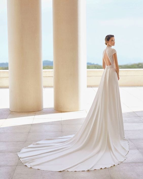 trouwjurk met bijzondere rug in peek-a-boo stijl